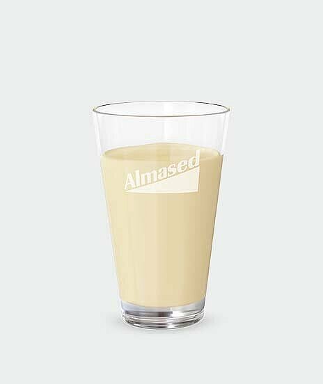 Glas randvoll mit Almased Shake während des 4 Wochen Diätplans